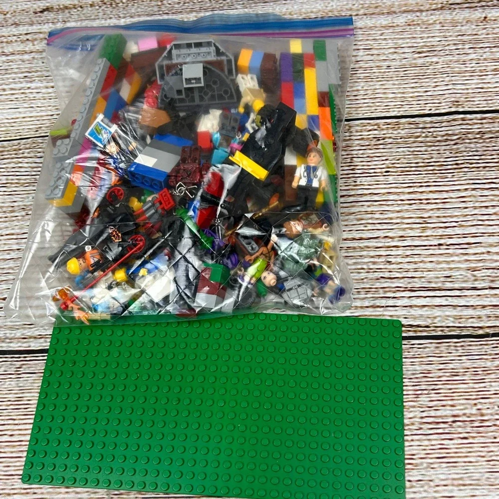 LEGO Mixed Bulk Lot‎ 1lb 1.8oz Minifigures Batman City Green Baseplate Bricks